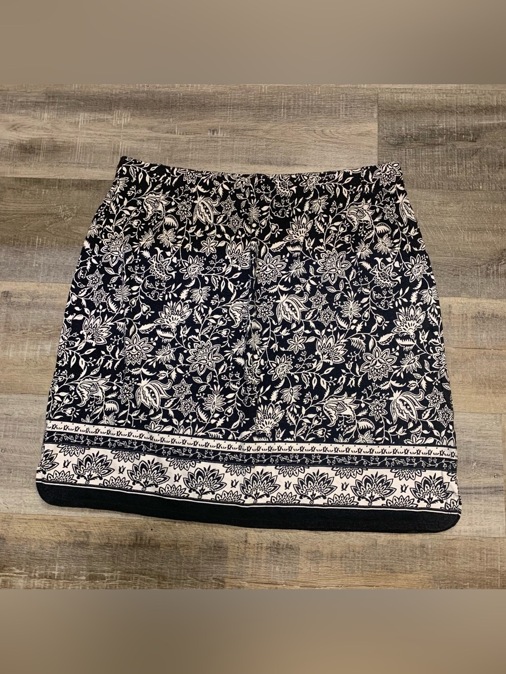 Talbots Soft Jersey Knit Black & White Floral Boho Skirt Women’s XL